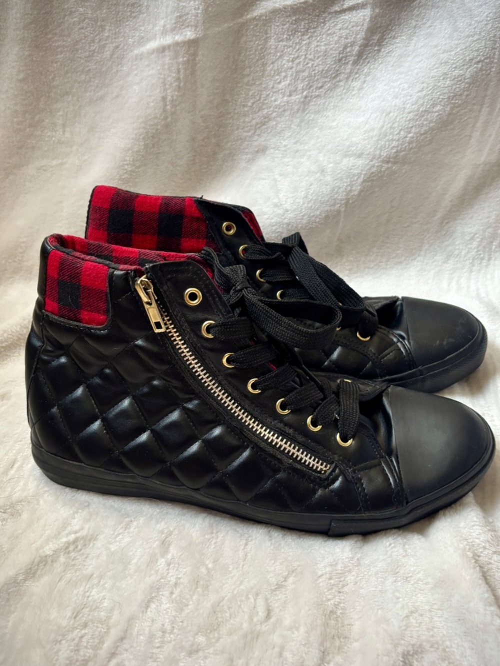 Joe Boxer Black Quilted High Top Sneakers Size 9 Buffalo Plaid Lining Side Zip